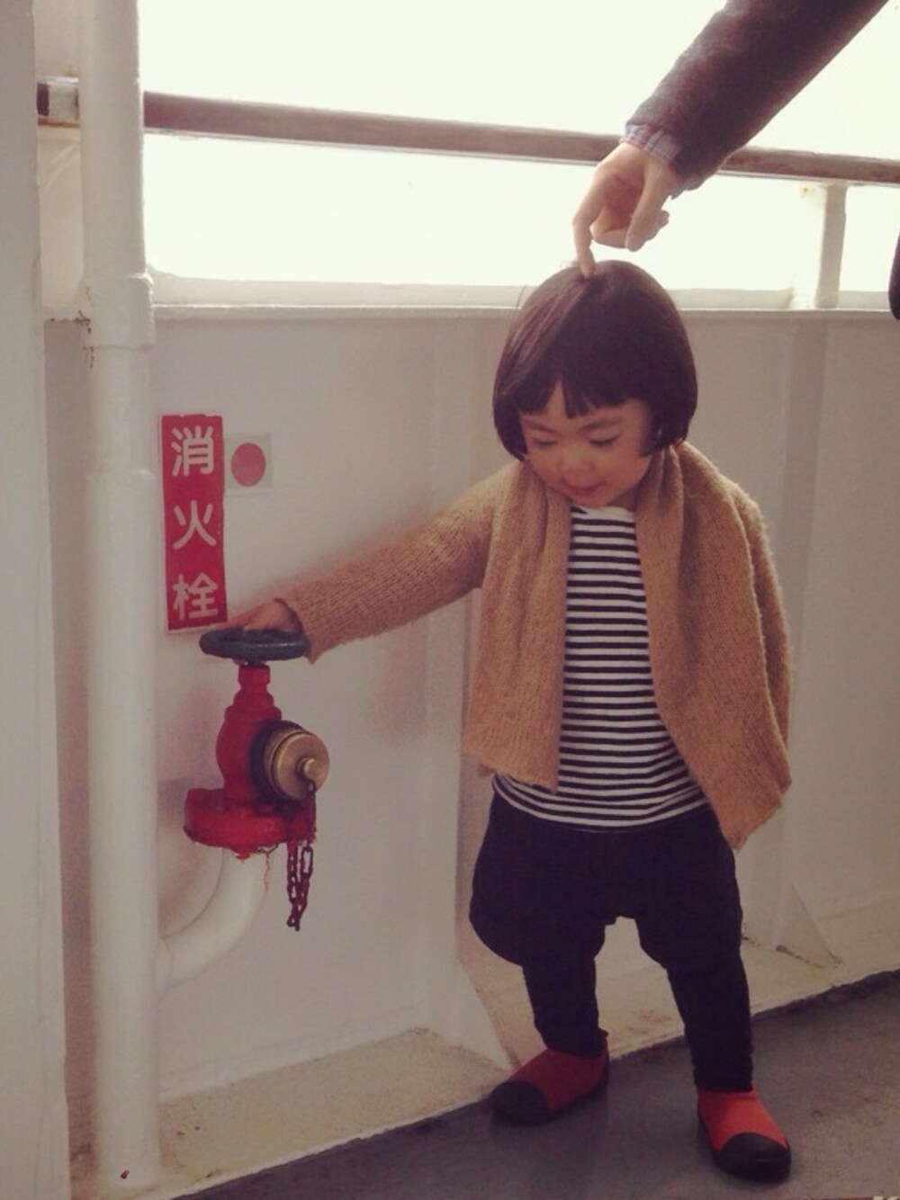 「ボーダー、kids、popupshop」｜「bakkerのbakkerカーディガン（カーディガン/ボレロ、ブラウン系）」を使った、mimo  mitoさん（キッズ・90cm）の冬コーディネートの1枚目の写真