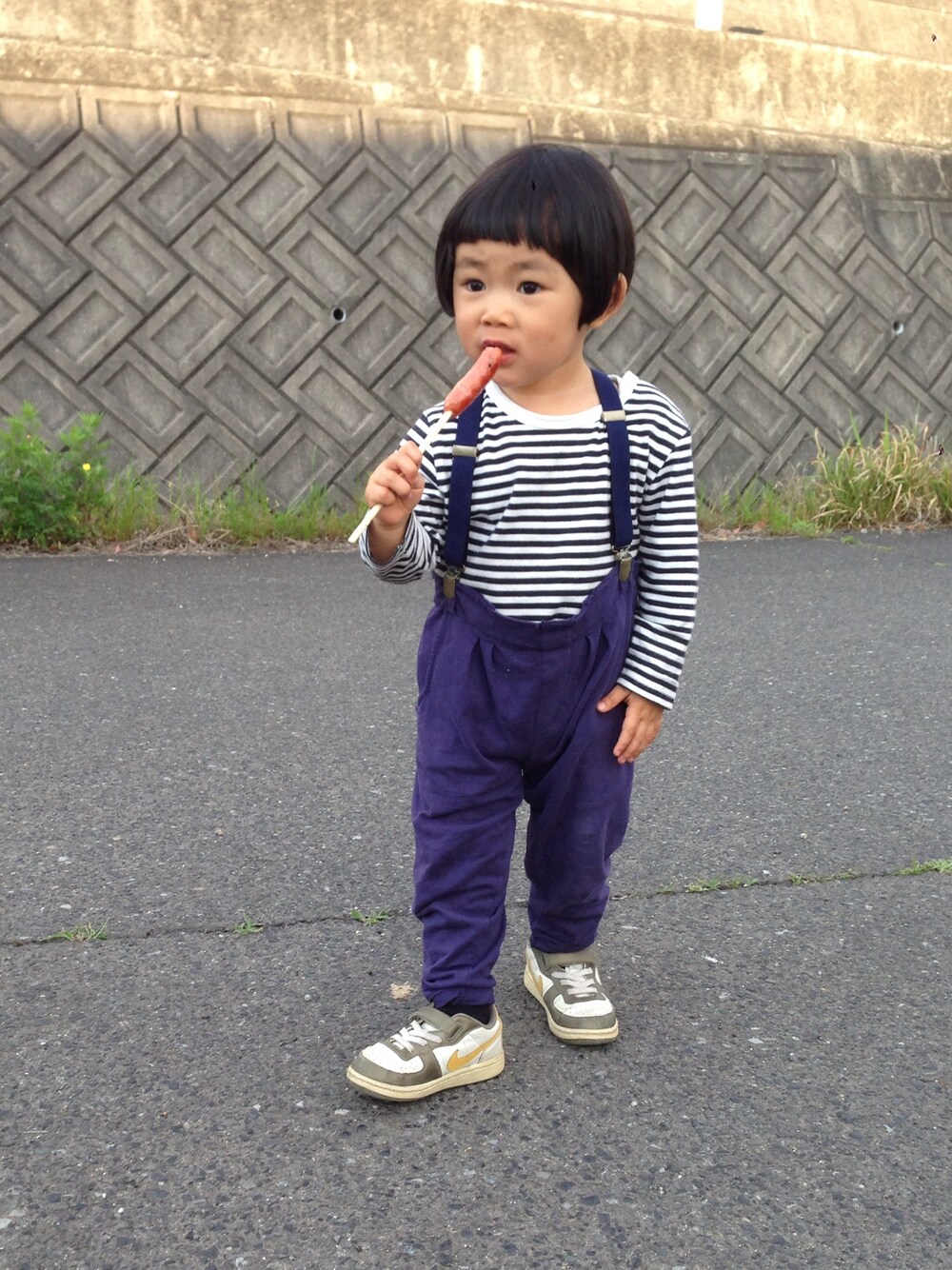 「スニーカー、ボーダー、サスペンダー、ナイキ、ボーダートップス、おかっぱ、前髪ぱっつん」｜「emile et ida パンツ（その他パンツ、ブルー系）」を使った、mimo  mitoさん（キッズ・90cm）の春コーディネートの1枚目の写真