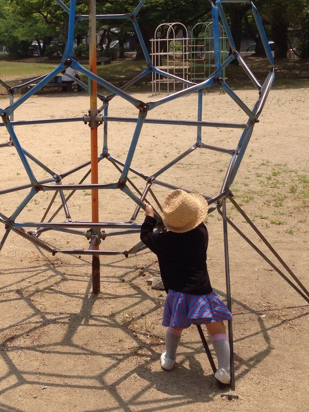 「スカート、kids、ニーハイソックス、キュロット、公園、麦わら帽子、キュロットスカート」｜「キュロットスカート（スカート、ブルー系）」を使った、mimo  mitoさん（キッズ・90cm）の夏コーディネートの1枚目の写真