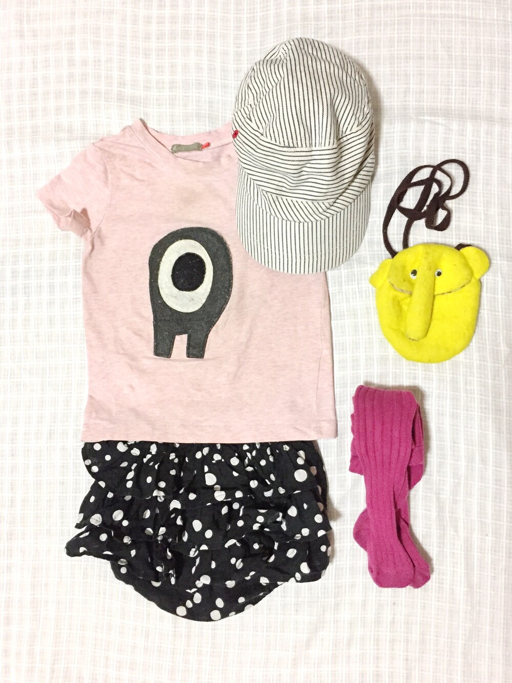 「水玉、ピンク、タイツ、キャップ、ブルマ」｜「we were smallのアイテム（Tシャツ/カットソー、ピンク系）」を使った、mimo  mitoさん（キッズ・70cm）の春コーディネートの1枚目の写真