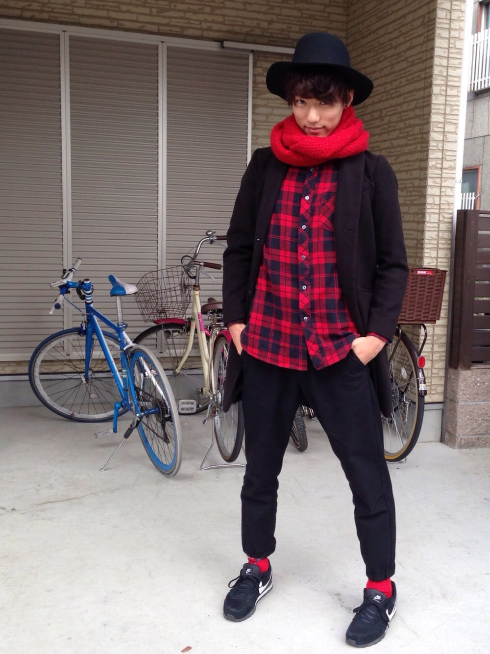 ブラック系のチェスターコート、ブラック系のその他パンツ、レッド系のシャツ/ブラウスを着用したメンズの冬コーディネートの1枚目の写真