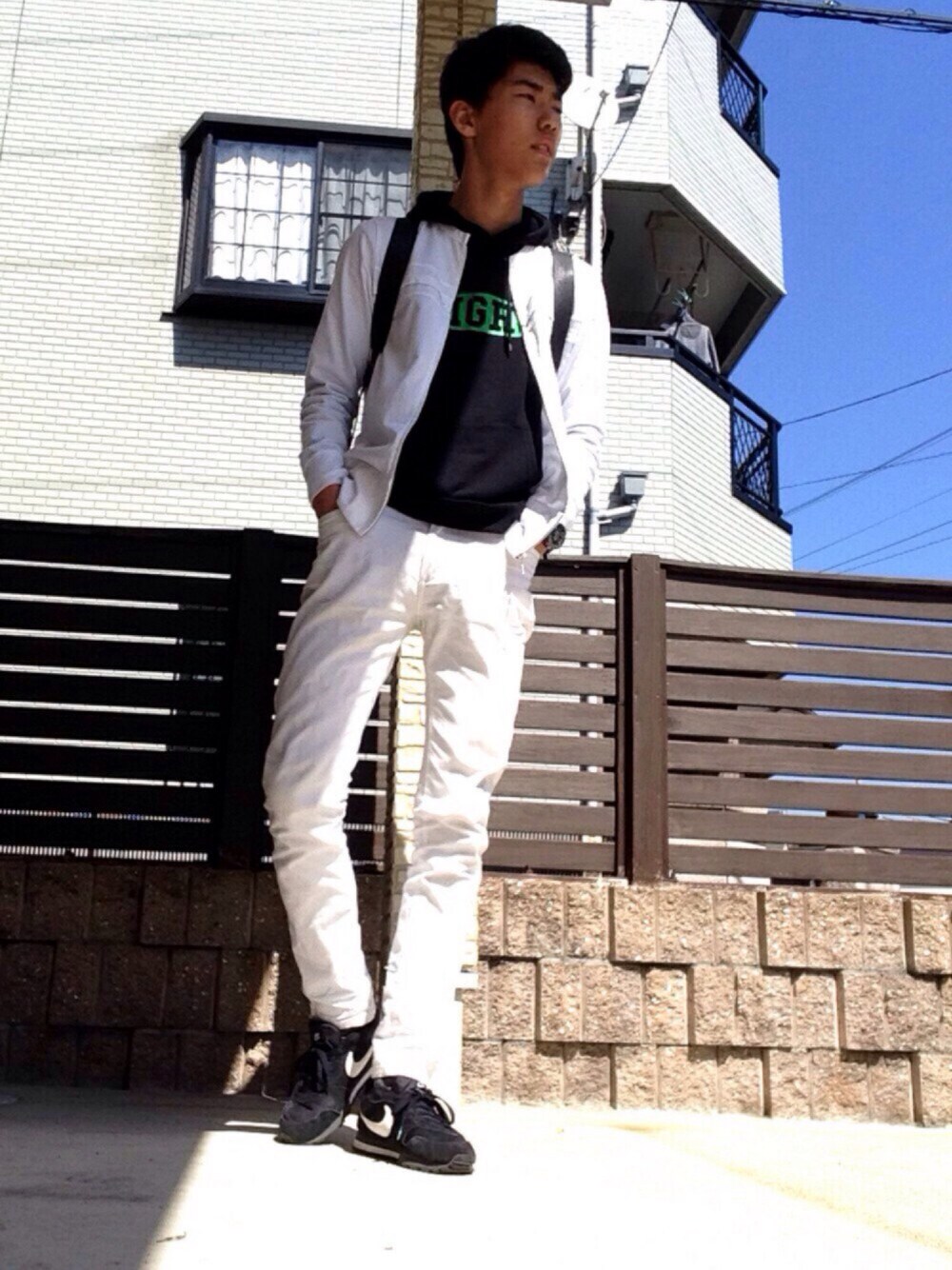 ブラック系のスニーカー、ホワイト系のデニムパンツ、ホワイト系のジャケット/アウターを着用したメンズの春コーディネートの1枚目の写真