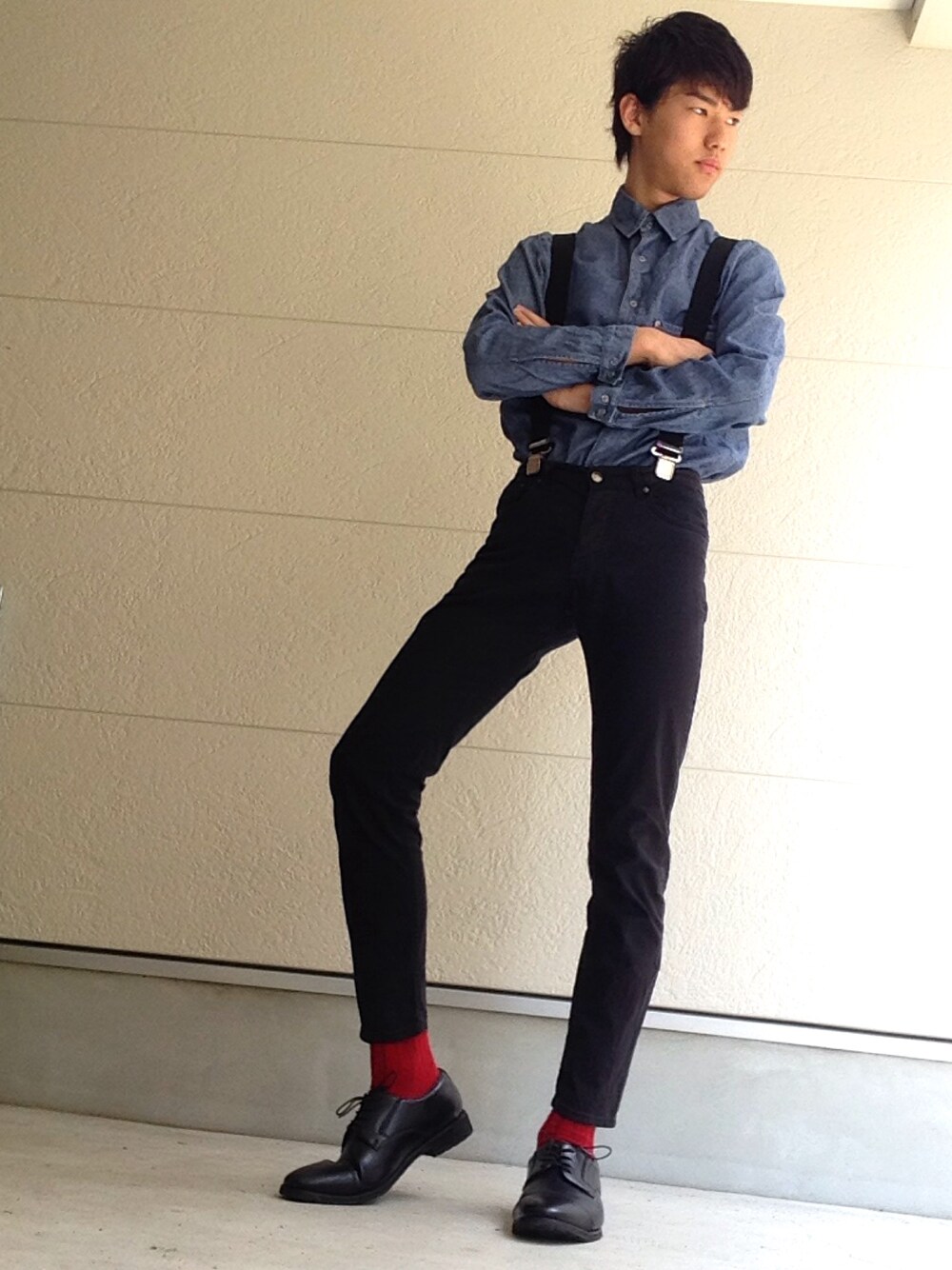 ブラック系のドレスシューズ、ブラック系のその他パンツ、ブルー系のデニムジャケットを着用したメンズの春コーディネートの1枚目の写真