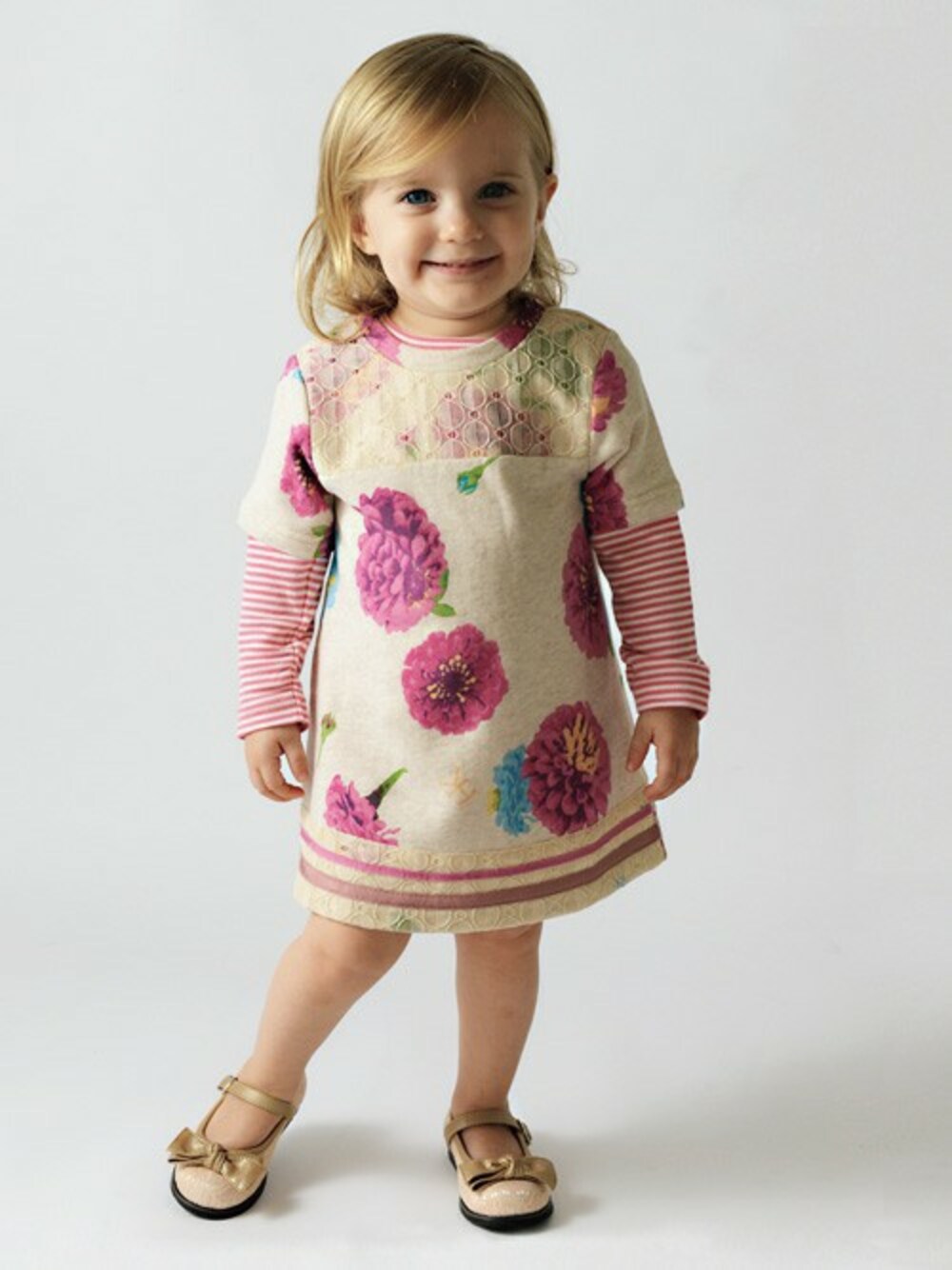 ピンク系のワンピース、ピンク系のTシャツ/カットソー、ピンク系のパンプスを着用したキッズの春コーディネートの1枚目の写真