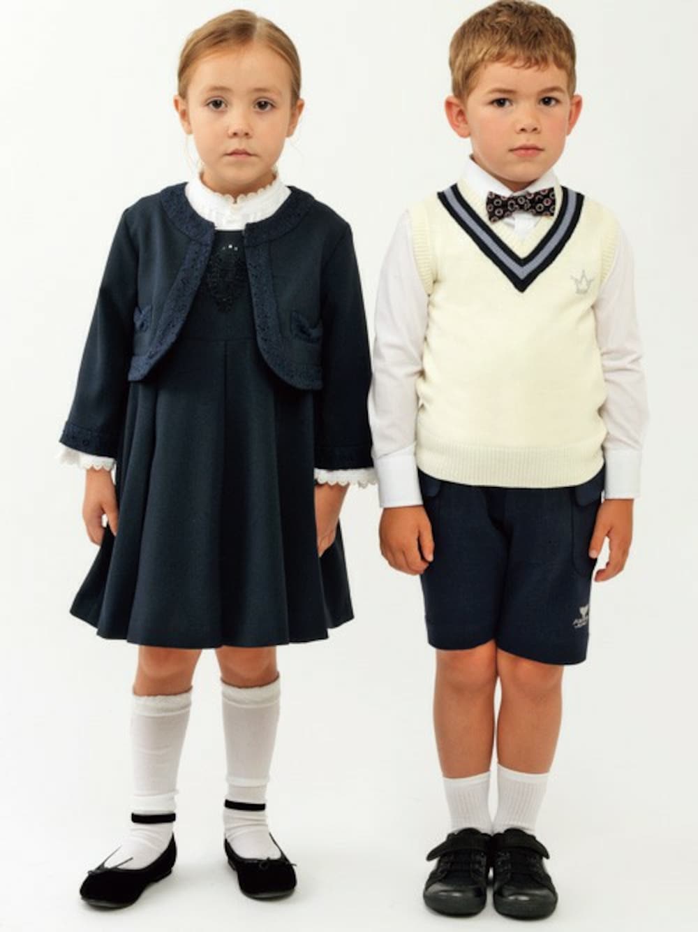 ブルー系のその他アウター、ブルー系のワンピース、ホワイト系のシャツ/ブラウスを着用したキッズの春コーディネートの1枚目の写真