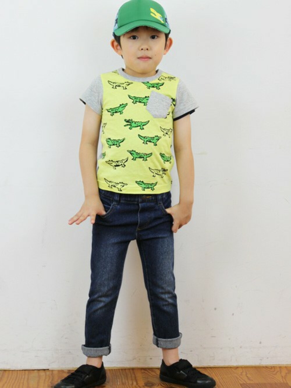 イエロー系のTシャツ/カットソー、ブルー系のデニムパンツ、ブラック系のスニーカーを着用したキッズの夏コーディネートの1枚目の写真