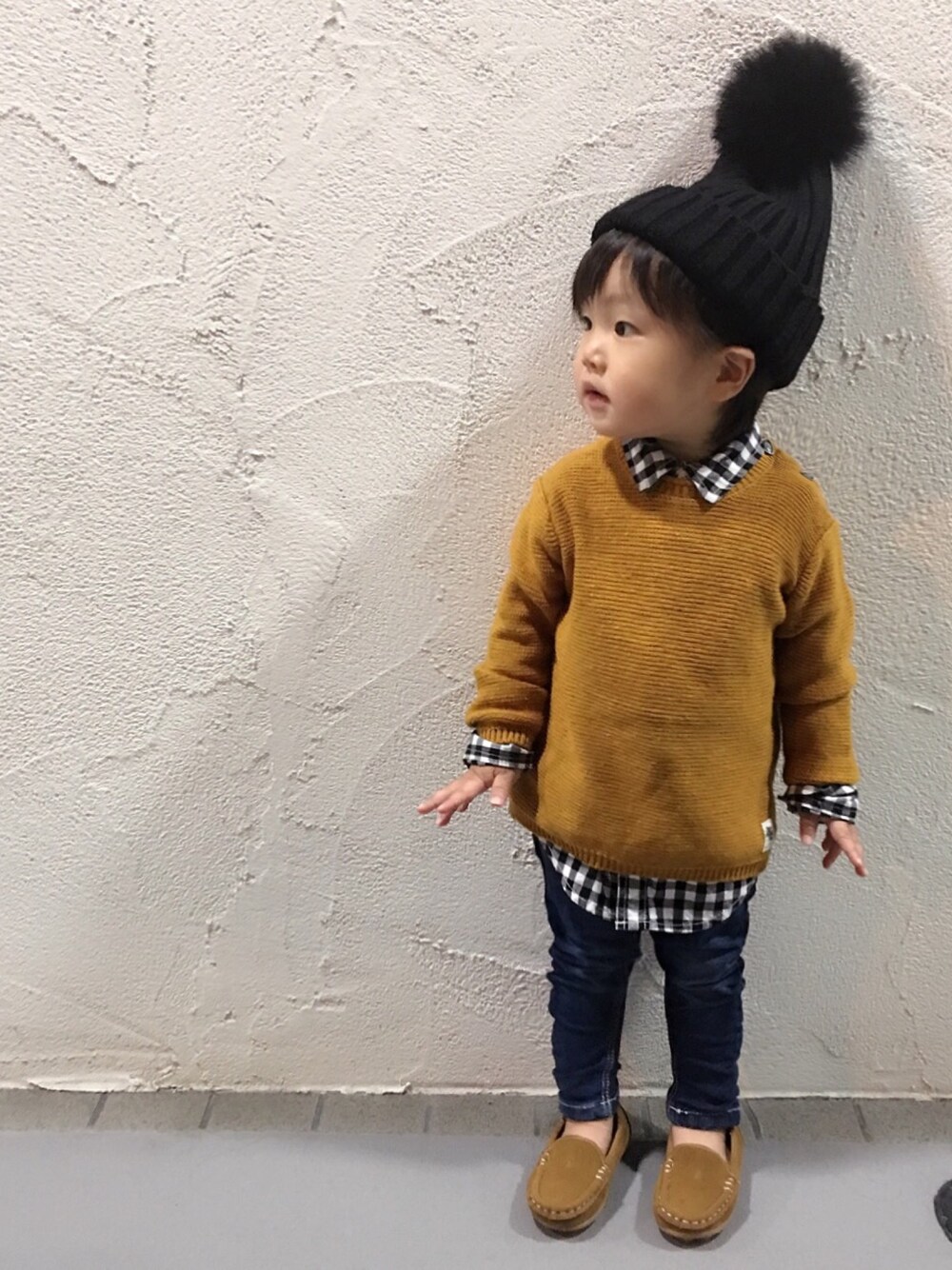 「シンプルコーデ、ギンガムチェック、デニムパンツ、アキコーデ、ootd、スキニーデニム、ニット、ポンポン付きニット帽」｜「ZARAのアイテム（ニット/セーター、イエロー系）」を使った、あおむしさん（キッズ・80cm）の秋コーディネートの1枚目の写真