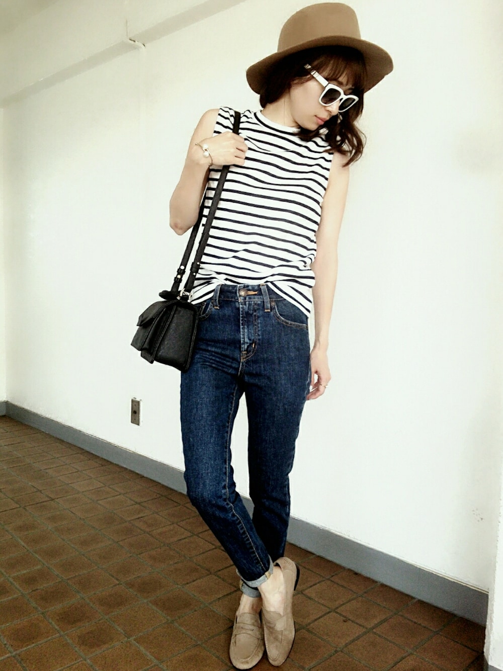 ベージュ系のパンプス、ホワイト系のTシャツ/カットソー、ブラック系のバッグを着用したレディースの夏コーディネートの1枚目の写真