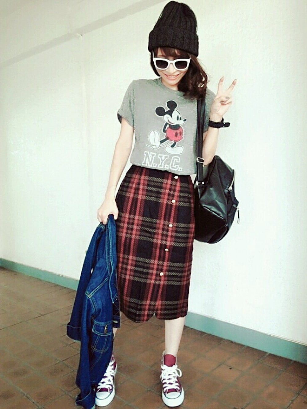 レッド系のスニーカー、グレー系のTシャツ/カットソー、レッド系のスカートを着用したレディースの秋コーディネートの1枚目の写真