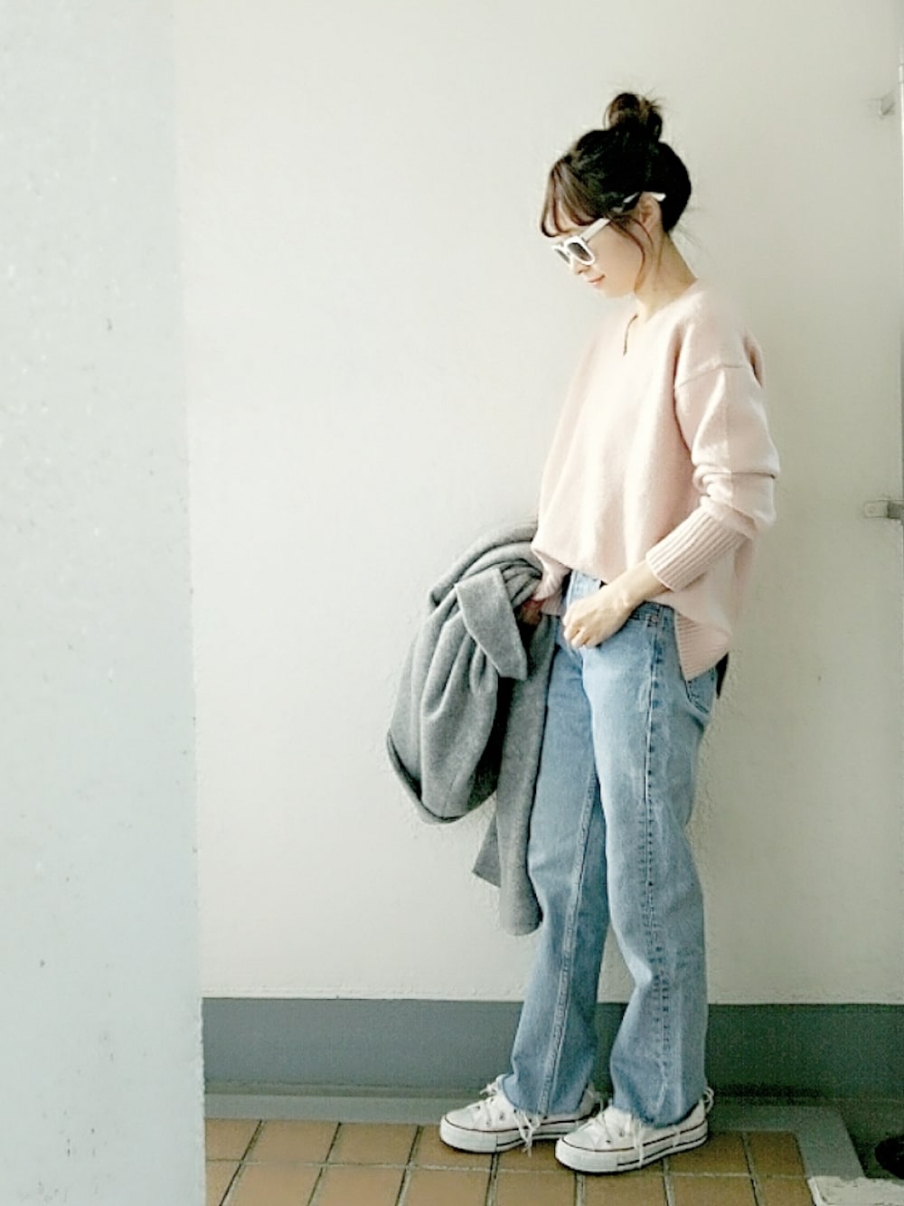 「チェスターコート、ピンクニット、Vネック、リーバイス501、デニムパンツ、古着MIX、コンバース、パンツスタイル、シンプルコーデ、春」｜「MILKFED.の【mini12月号/高橋愛さん着用】FLEECE CHESTERFIELD COAT　（チェスターコート/フリース素材）（チェスターコート、グレー系）」を使った、コマさんさん（レディース・154cm）の冬コーディネートの1枚目の写真