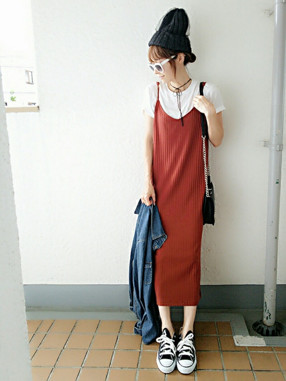 「ニット帽、Tシャツ、キャミワンピ、コンバース、秋服、秋コーデ、カジュアルコーデ、プチプラ、テラコッタ」｜「CA4LAのアイテム（帽子、グレー系）」を使った、コマさんさん（レディース・154cm）の秋コーディネートの1枚目の写真
