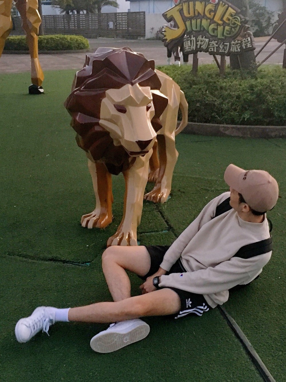 Adidas アディダス のスウェットパンツ ハーフパンツが注目を浴びるわけとは 上下でそろえてもかわいい万能アイテム レディース メンズのサイズと コーデに注目 Unisize ユニサイズ