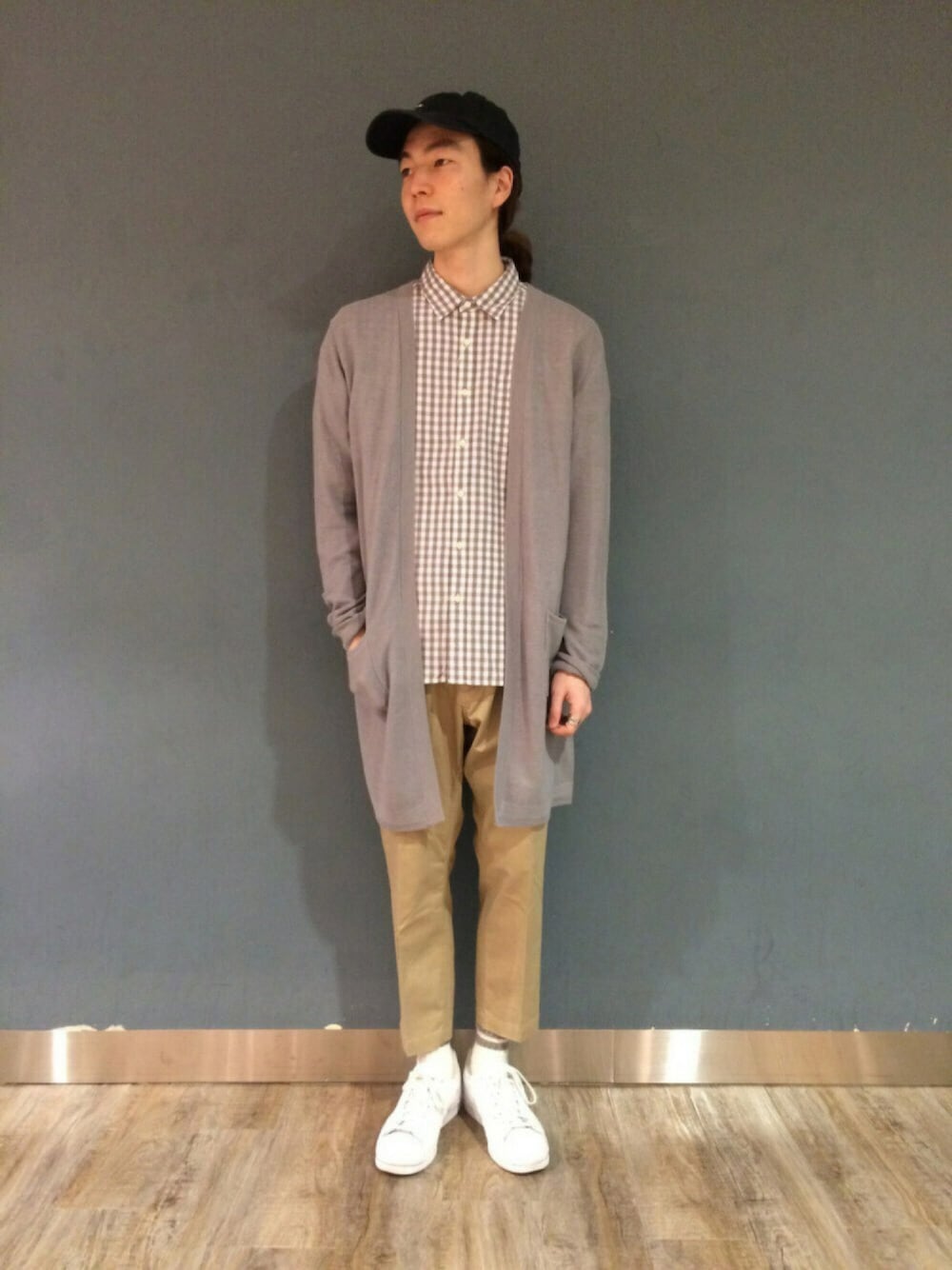 グレー系のカーディガン/ボレロ、ベージュ系のチノパンツ、グレー系のシャツ/ブラウスを着用したメンズの春コーディネートの1枚目の写真