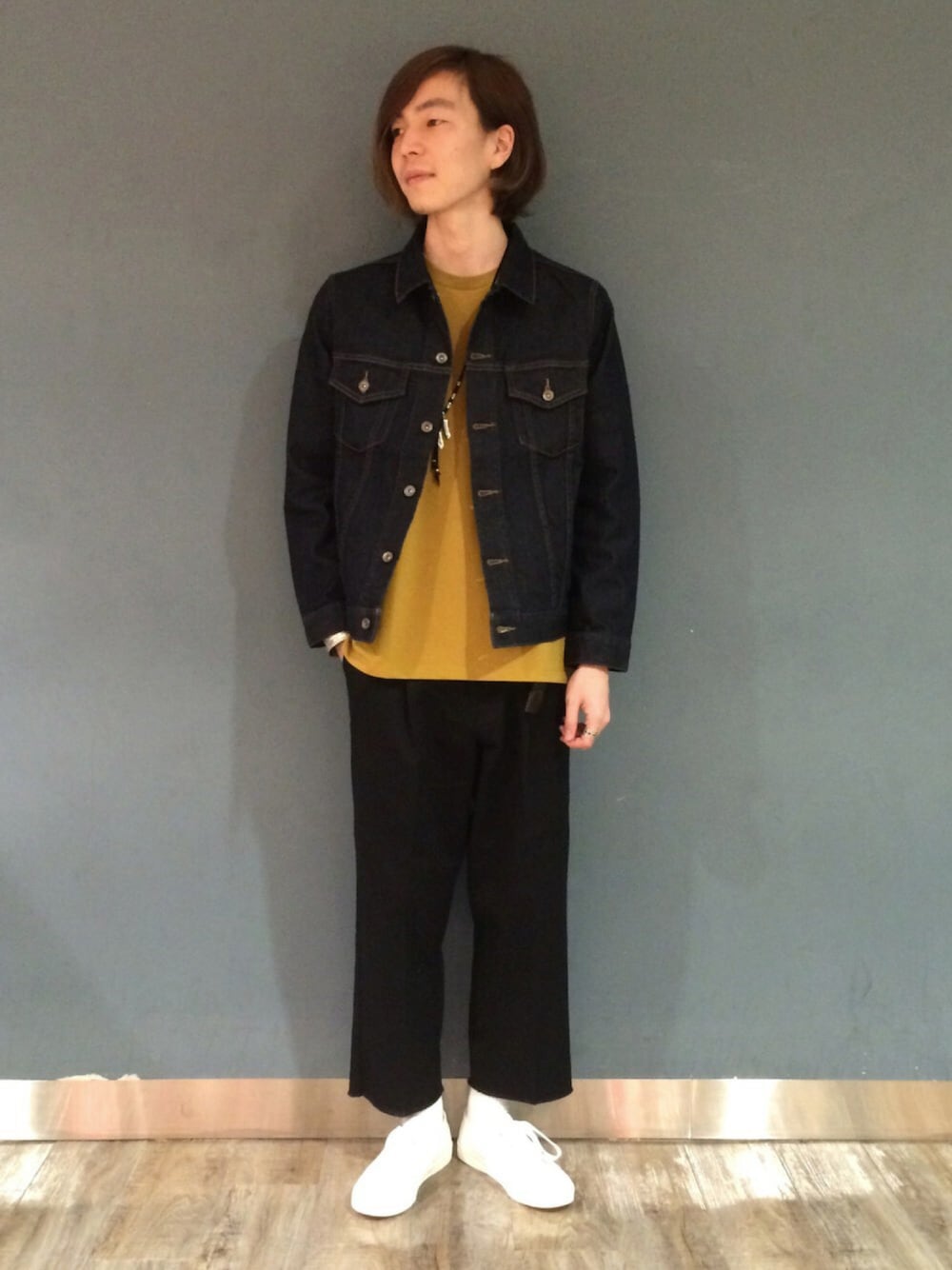 ブルー系のデニムジャケット、イエロー系のTシャツ/カットソー、ブラック系のその他パンツを着用したメンズの夏コーディネートの1枚目の写真