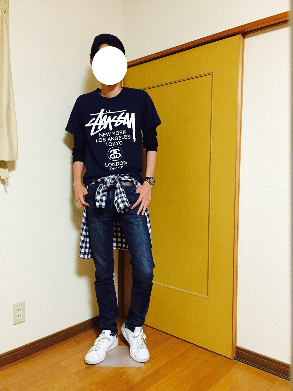ブルー系のTシャツ/カットソー、ブルー系のシャツ/ブラウス、ブルー系のデニムパンツを着用したメンズの春コーディネートの1枚目の写真