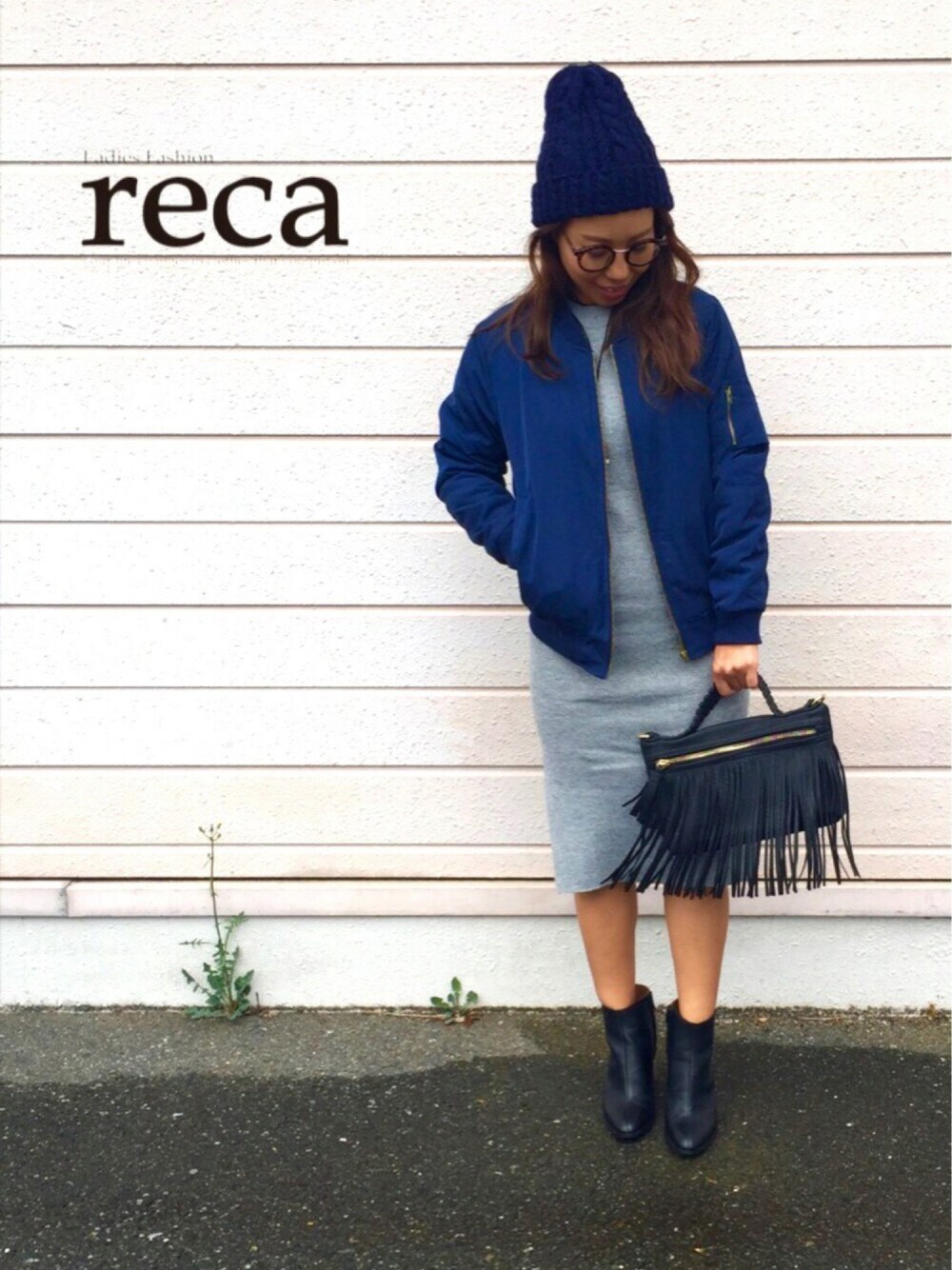 ブルー系のMA-1、ブラック系のハンドバッグ、グレー系のワンピースを着用したレディースの秋コーディネートの1枚目の写真