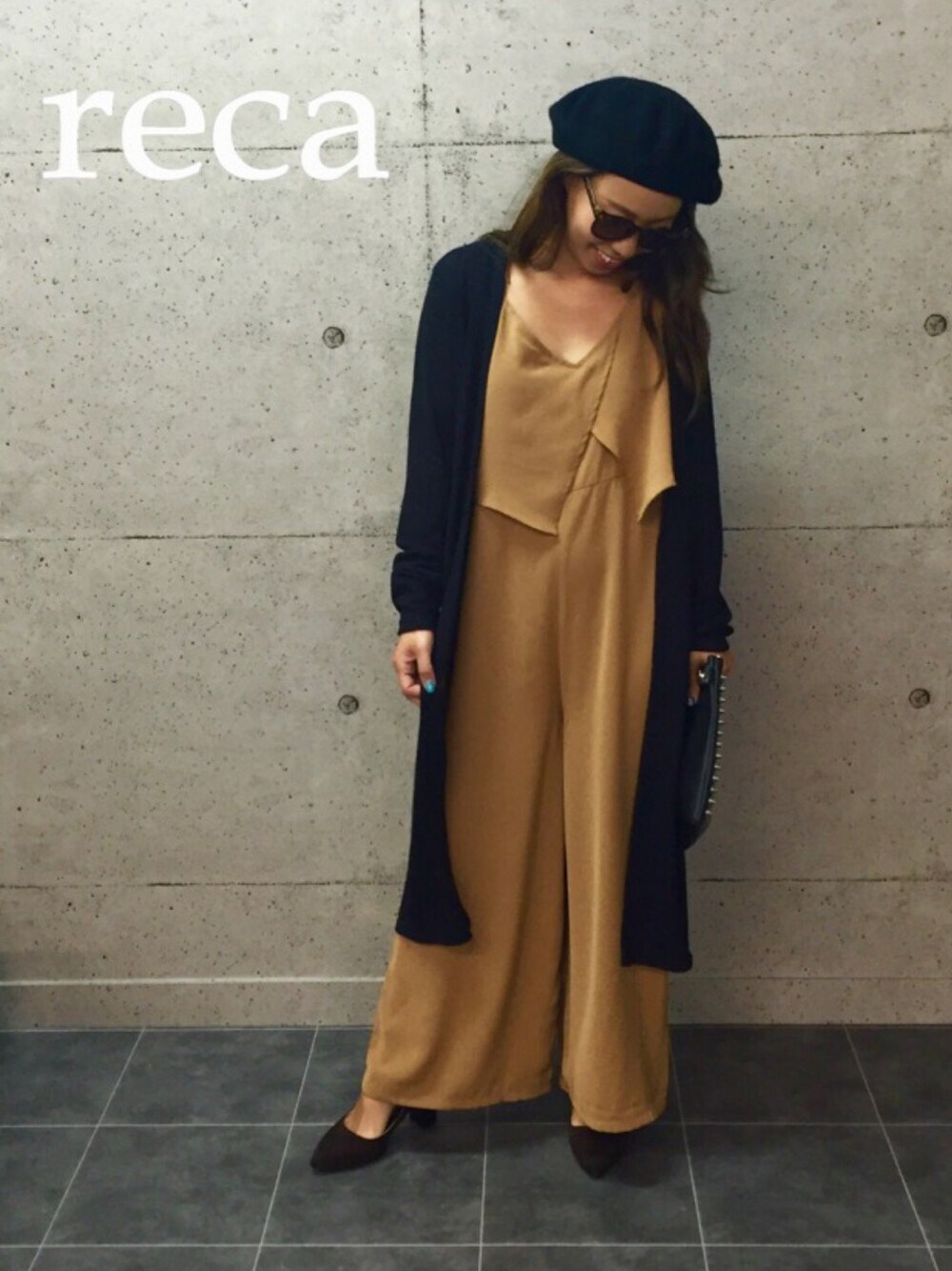 ブラウン系のつなぎ/オールインワン、ブラック系のカーディガン/ボレロ、ブラック系のハンチング/ベレー帽を着用したレディースの秋コーディネートの1枚目の写真