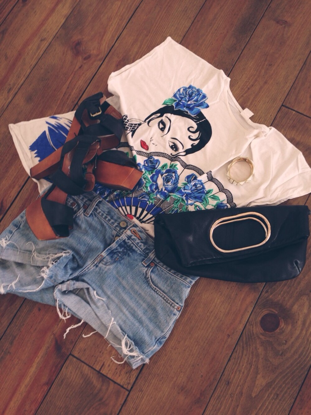 「古着、ジーンズ、クラッチバッグ、ショートパンツ、Tシャツ、古着MIX、イラストT、海外セレブ風」｜「SHIPS for womenのNEW 2WAY CLUTCH SHOULDER（ショルダーバッグ、ブラック系）」を使った、はむぞうさん（レディース・160cm）の夏コーディネートの1枚目の写真