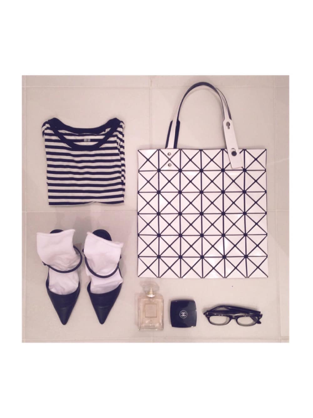 「BAO BAO ISSEY MIYAKE、モノトーン、モノクロ、トートバッグ、サンダルに靴下」｜「EMODAのストレートカットシューズ（パンプス、ブラック系）」を使った、はむぞうさん（レディース・160cm）の夏コーディネートの1枚目の写真
