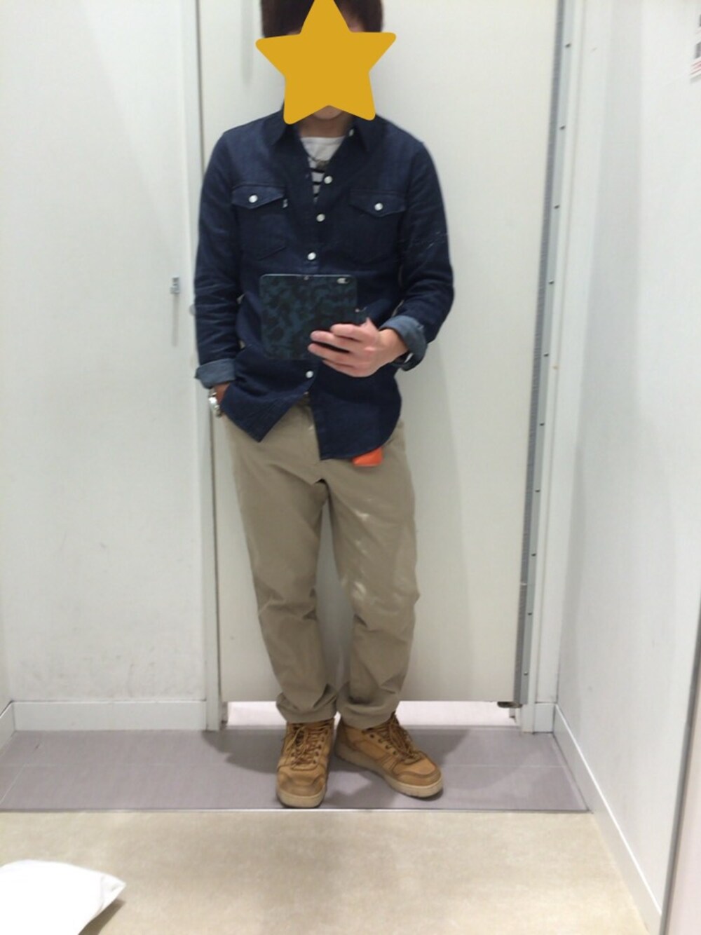 「デニムシャツ、ボーダーTシャツ、ブーツ、チノパン、ネックレス、時計」｜「Levi'sのアイテム（シャツ/ブラウス、ブルー系）」を使った、Tatsuさん（メンズ・163cm）の春コーディネートの1枚目の写真