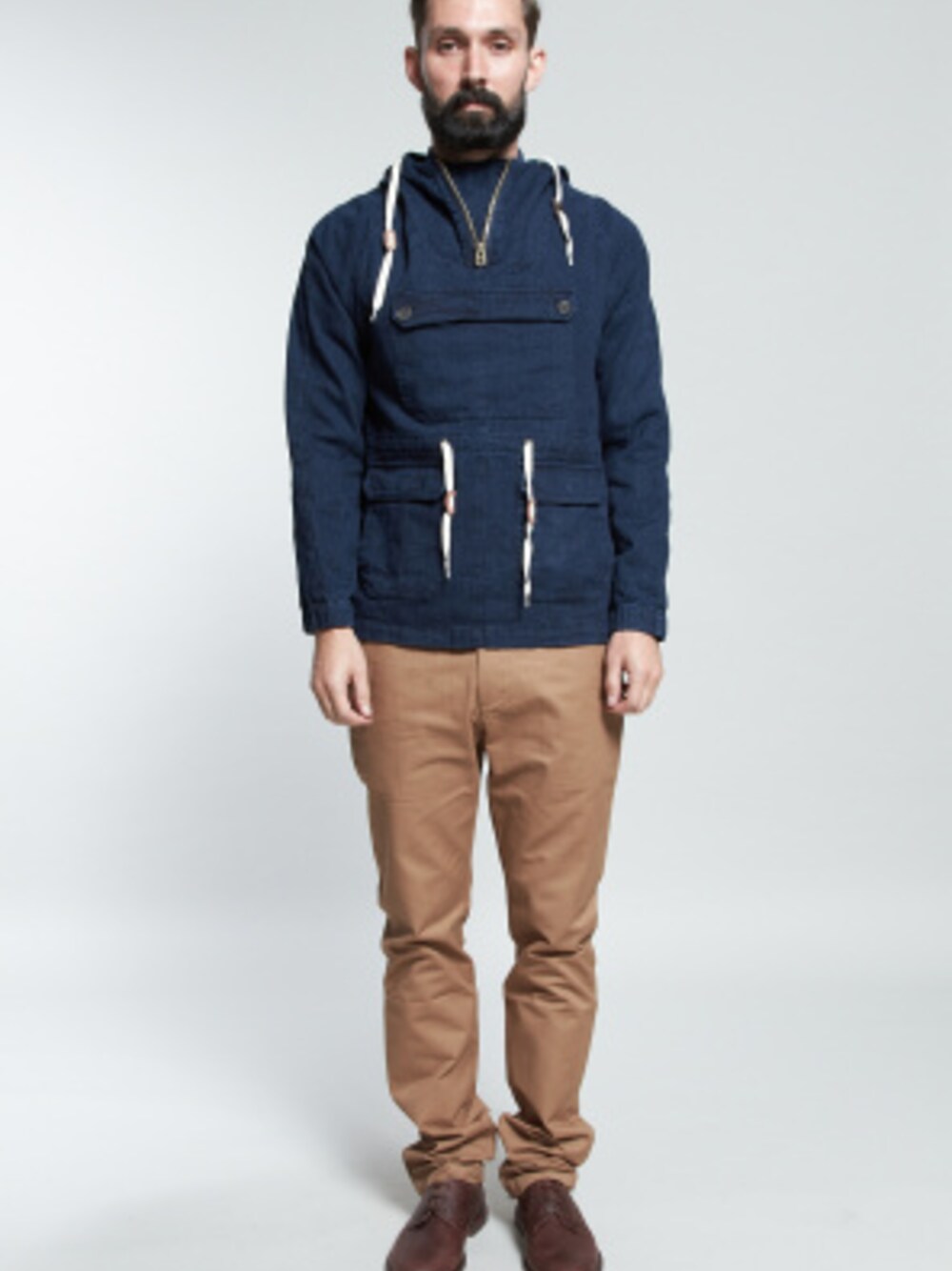 ブルー系のマウンテンパーカーを着用したメンズの春コーディネートの1枚目の写真