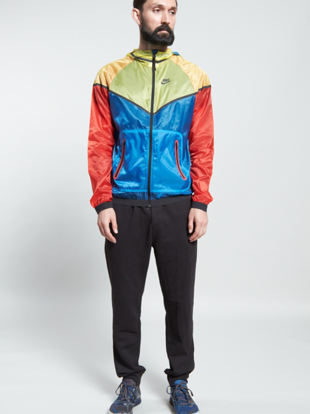 その他のナイロンジャケットを着用したメンズの春コーディネートの1枚目の写真