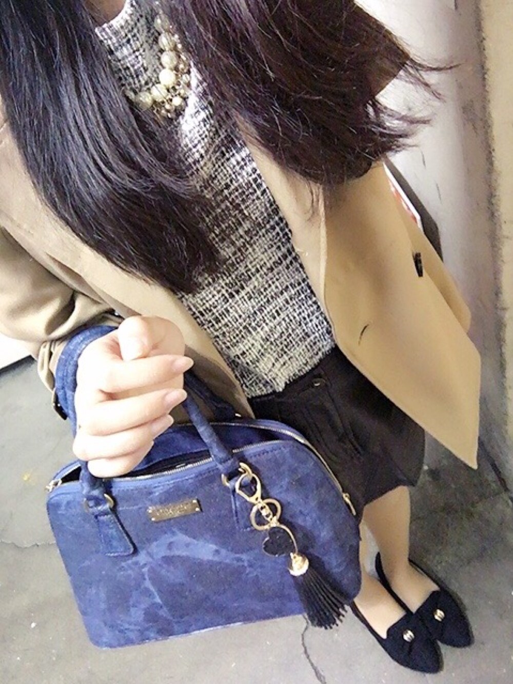 「大人かわいい、トレンチコート、ツイード、レザースカート」｜「no brandのアイテム（Tシャツ/カットソー、グレー系）」を使った、yuka.さん（レディース・161cm）の秋コーディネートの1枚目の写真