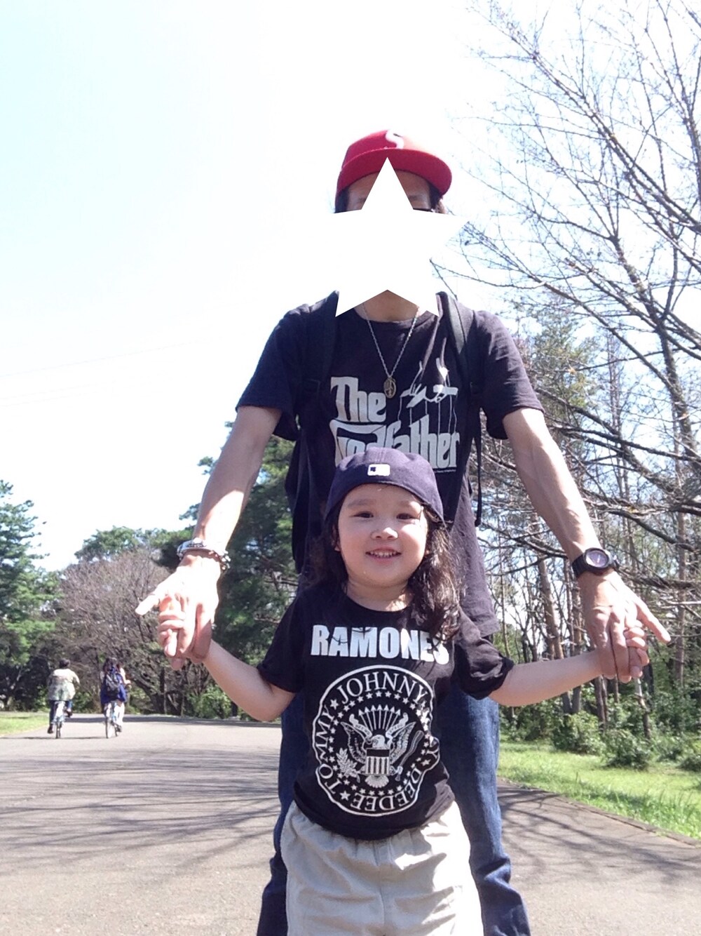 「NEW ERA、supreme、Danner、親子コーデ、ブーツ、腰痛倶楽部、パパとお揃い、kids」｜「Supreme のsupreme/ニューエラキャップ（キャップ、レッド系）」を使った、JIMMYさん（キッズ・110cm）の秋コーディネートの1枚目の写真