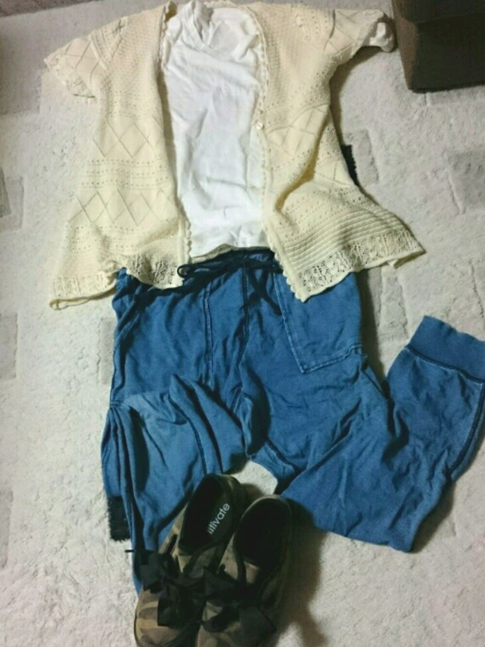 グリーン系のスニーカー、ブルー系のその他パンツ、ホワイト系のTシャツ/カットソーを着用したレディースの春コーディネートの1枚目の写真