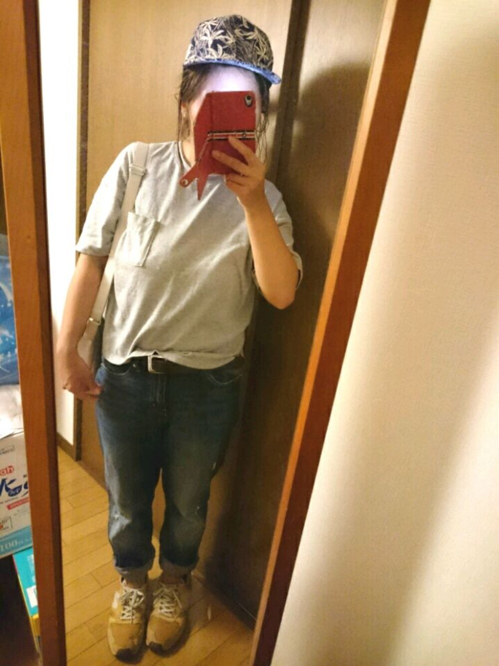 イエロー系のスニーカー、グレー系のTシャツ/カットソー、ブルー系のパンツを着用したレディースの夏コーディネートの1枚目の写真