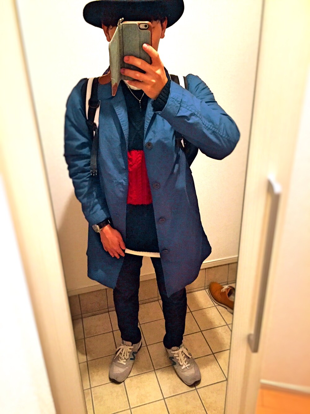 「RAGEBLUE、ニット、ステンカラーコート、New Balance」｜「BACK NUMBERのアイテム（ステンカラーコート、ブルー系）」を使った、COSMONAUT74さん（メンズ・157cm）の秋コーディネートの1枚目の写真