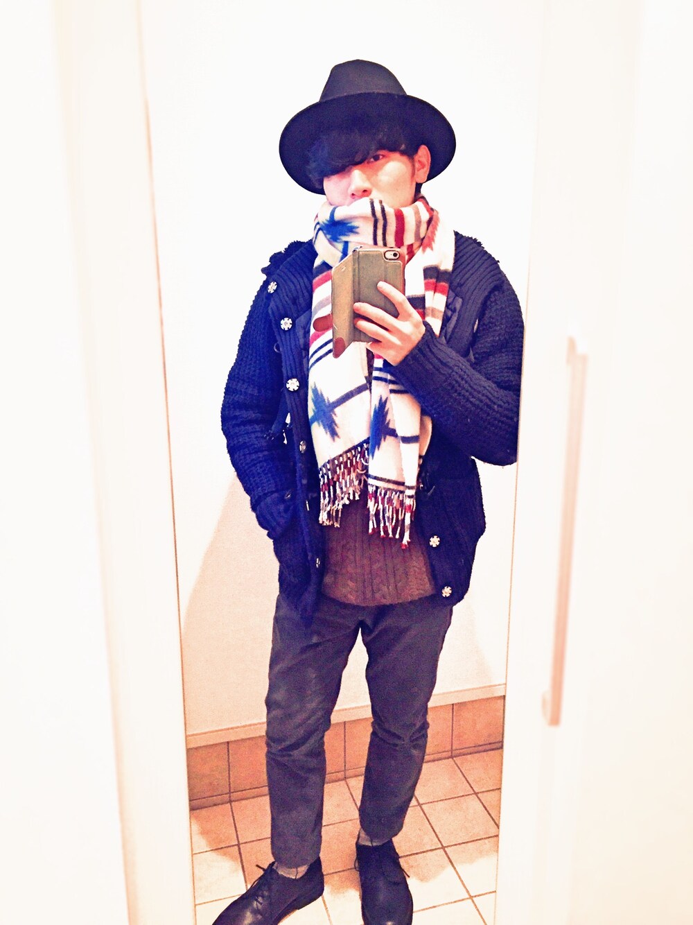 ブルー系のダッフルコート、グリーン系のニット/セーター、ホワイト系のTシャツ/カットソーを着用したメンズの冬コーディネートの1枚目の写真