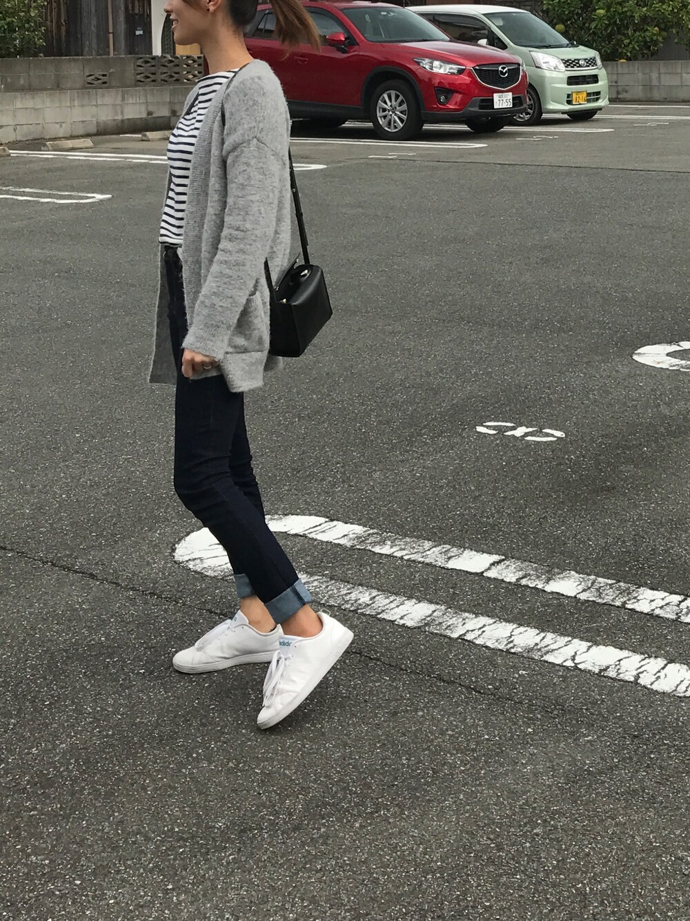 「ママファッション、ママコーデ、シンプルコーデ、スニーカーコーデ、シンプル、デニム、スニーカー」｜「TODAYFULのアルパカニットカーディガン（カーディガン/ボレロ、グレー系）」を使った、mana.25さん（レディース・161cm）の冬コーディネートの1枚目の写真