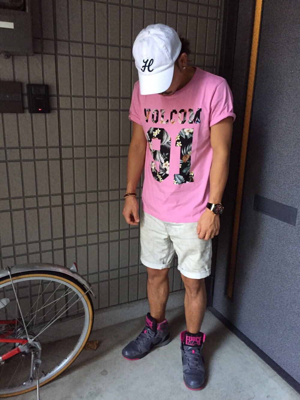 「street、streetfashion、花柄、ピンク」｜「TOMMYのアイテム（キャップ、ホワイト系）」を使った、⛪️akilla⛪️さん（メンズ・172cm）の秋コーディネートの1枚目の写真
