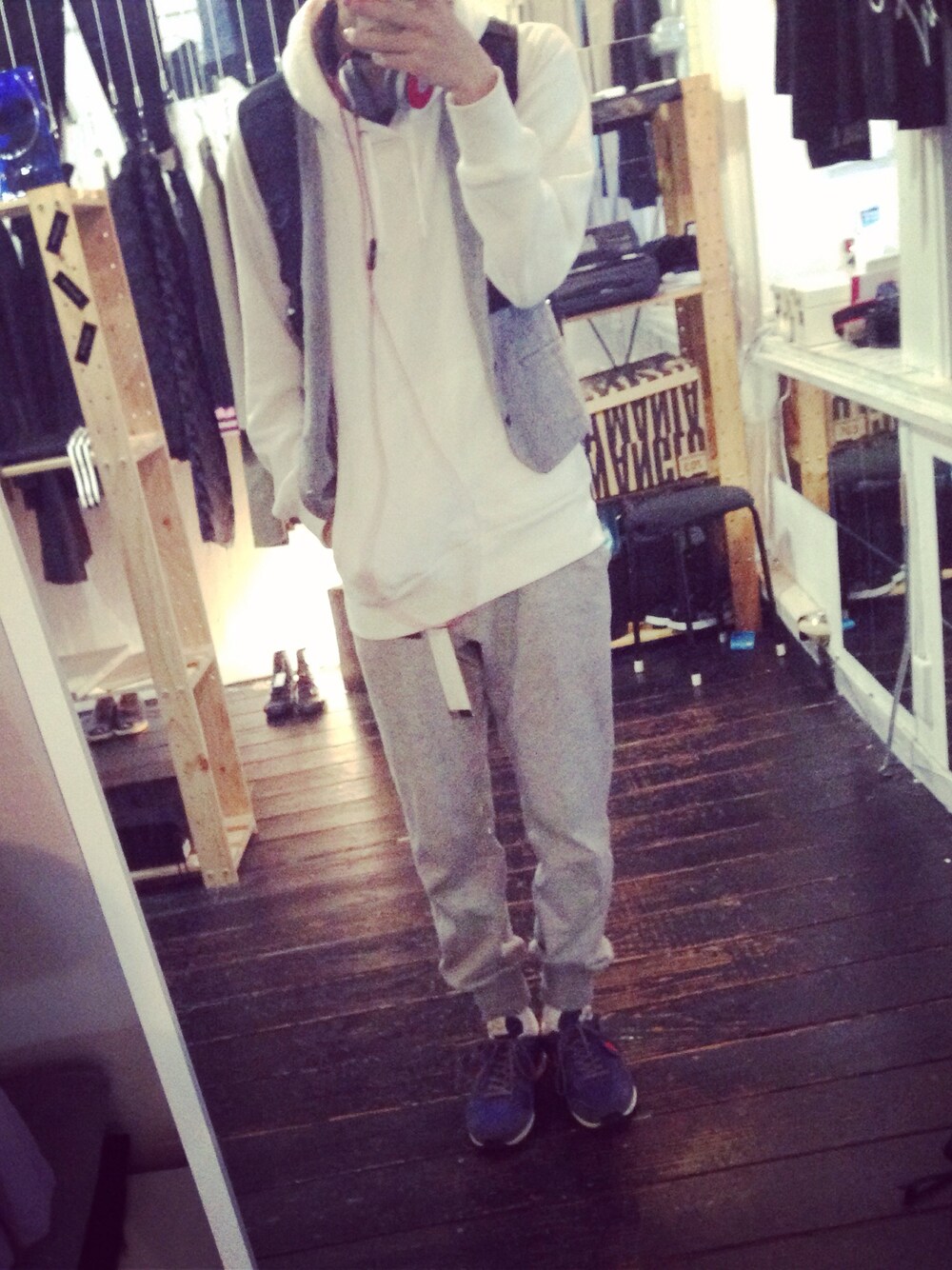 「グレー、ホワイト、パーカー、UNIQLO、WEGO、NIKE」｜「UNIQLOのアイテム（パーカー、ホワイト系）」を使った、Ry。さん（メンズ・172cm）の秋コーディネートの1枚目の写真