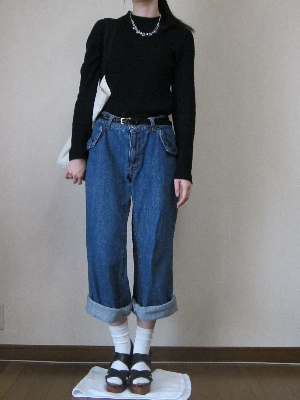 「 デニム、 ハイネック、大振りアクセサリー、厚底サンダル」｜「mysty womanの厚底サンダル（サンダル、ブラック系）」を使った、kappiさん（レディース・158cm）の春コーディネートの1枚目の写真