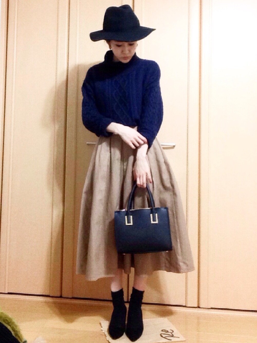 「ハット、Another Edition、KBF、H&M、ハイネック、ニット、JEANASiS、シンプルコーデ、冬」｜「JEANASISの5GダブルネックケーブルプルオーバーLS/705624（ニット/セーター、ブルー系）」を使った、ｍｏｅさん（レディース・157cm）の冬コーディネートの1枚目の写真