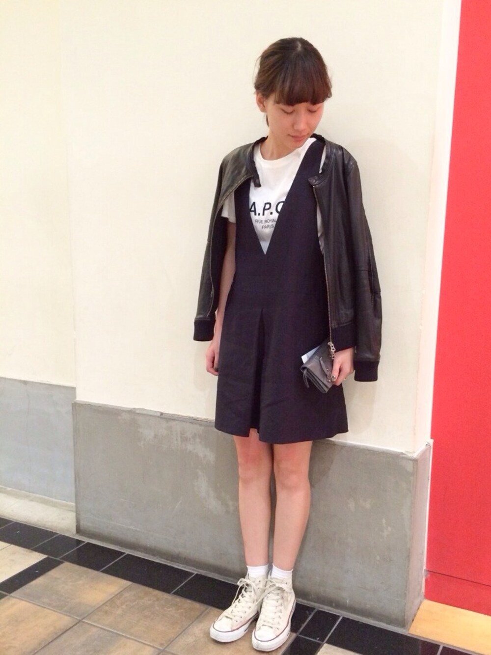「コンバース、サロペット、IENA、A.P.C.、雨の日、メンズ」｜「A.P.C.のT-shirt brode A.P.C. P13（Tシャツ/カットソー、ホワイト系）」を使った、潮田あかりさん（レディース・166cm）の春コーディネートの1枚目の写真