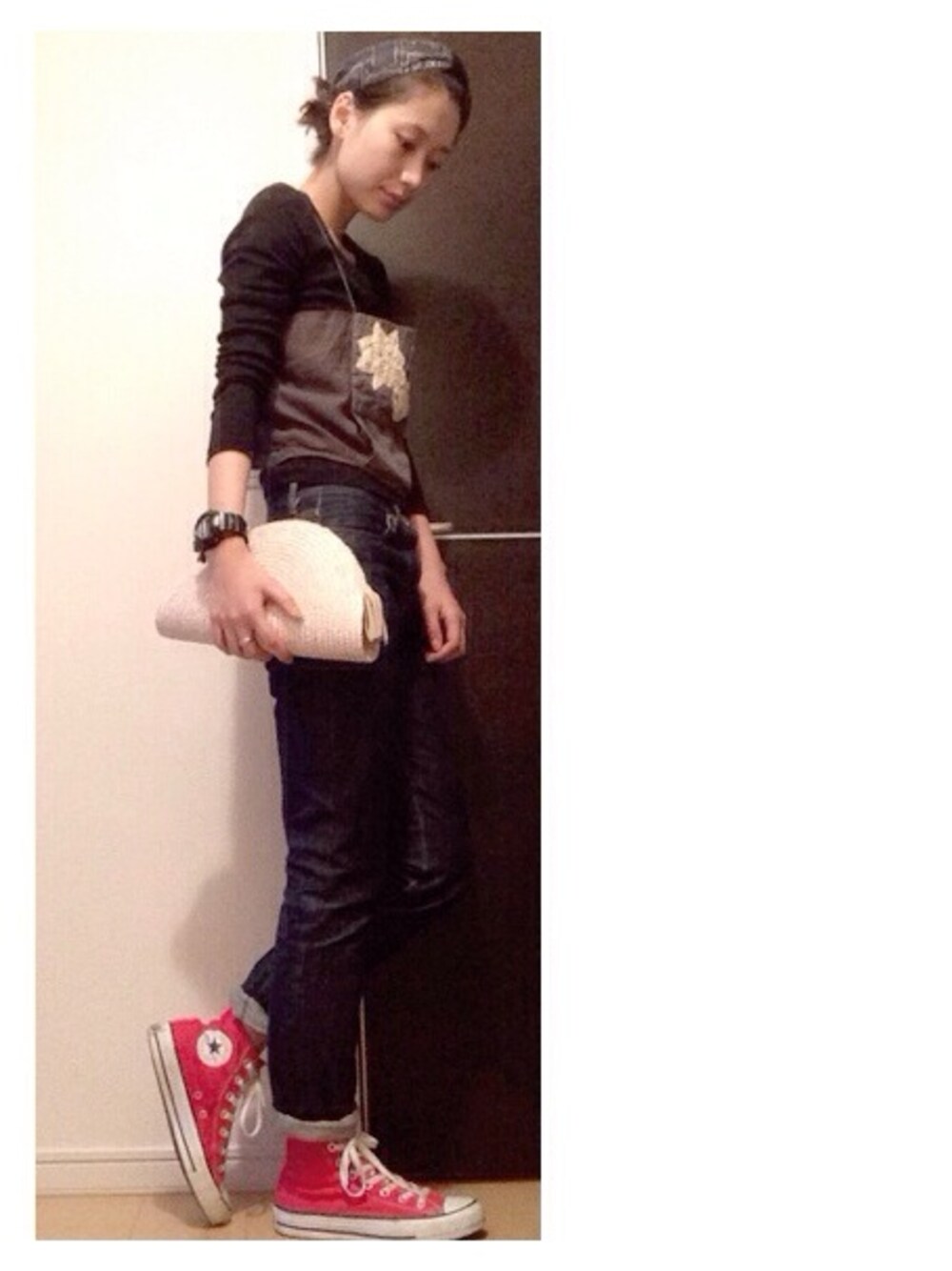 「デニム、コンバース、重ね着、stussy、ヘアバンド、A.P.C.、mother、G-SHOCK、note et silence、カゴバック」｜「motherのmotherヘアバンド（ヘアバンド、ブラック系）」を使った、潮田あかりさん（レディース・166cm）の春コーディネートの1枚目の写真