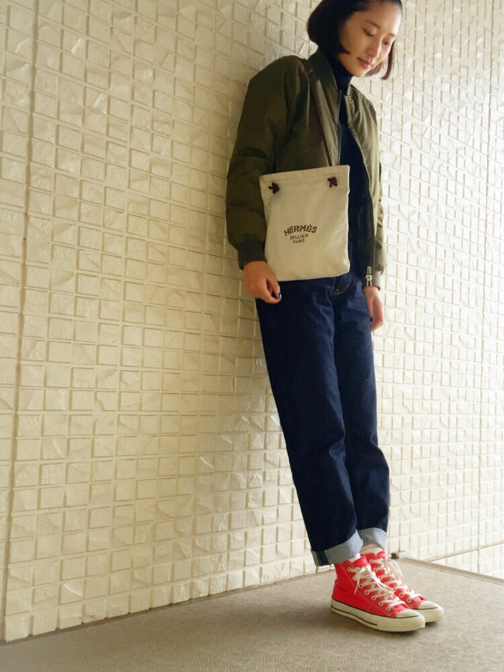 「THE NORTH FACE、赤コンバース、MA-1、ヘアバンド、デニム」｜「THE NORTH FACEのアイテム（ミリタリージャケット、グリーン系）」を使った、潮田あかりさん（レディース・166cm）の冬コーディネートの1枚目の写真