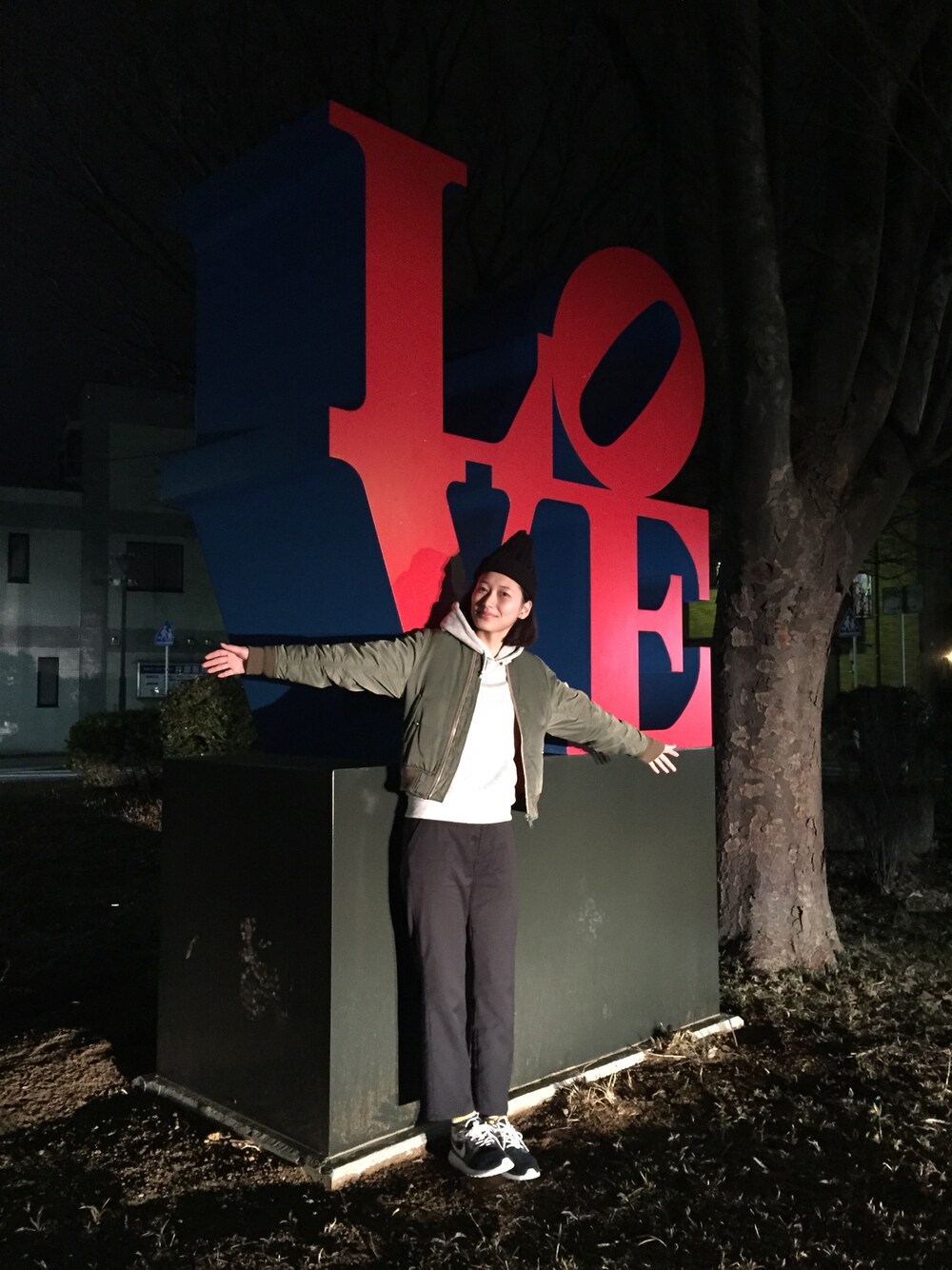 「nikeid、MA-1、ニット帽、パーカー、LOVE」｜「EDITIONのMA-1（ブルゾン、グリーン系）」を使った、潮田あかりさん（レディース・166cm）の冬コーディネートの1枚目の写真