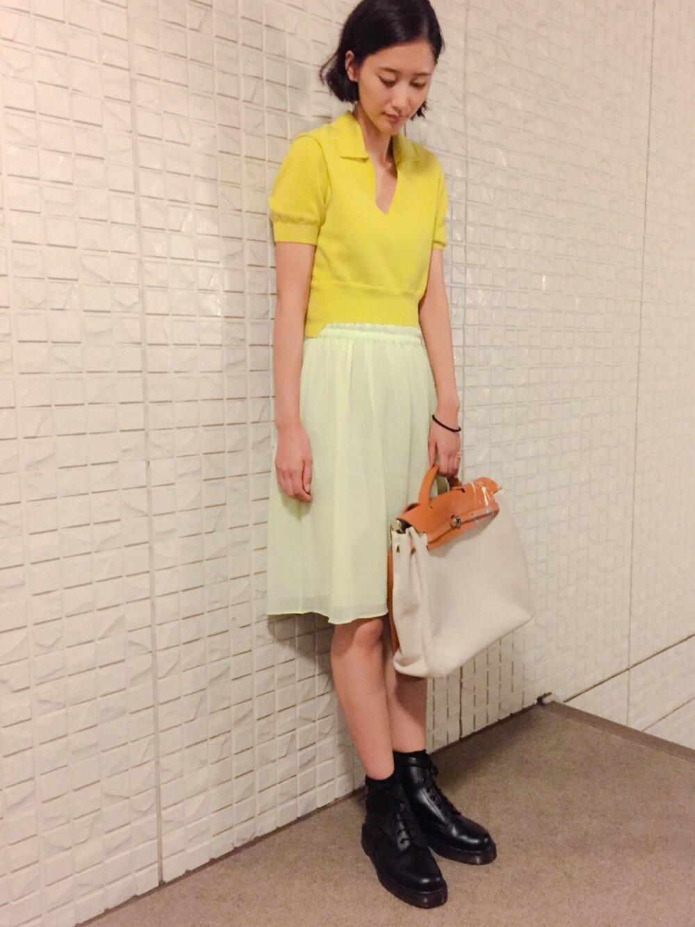「黄色のワンピース、マーチン、ペイント、HERMES」｜「CARVENのTECHNICAL KNIT（ワンピース、イエロー系）」を使った、潮田あかりさん（レディース・166cm）の秋コーディネートの1枚目の写真