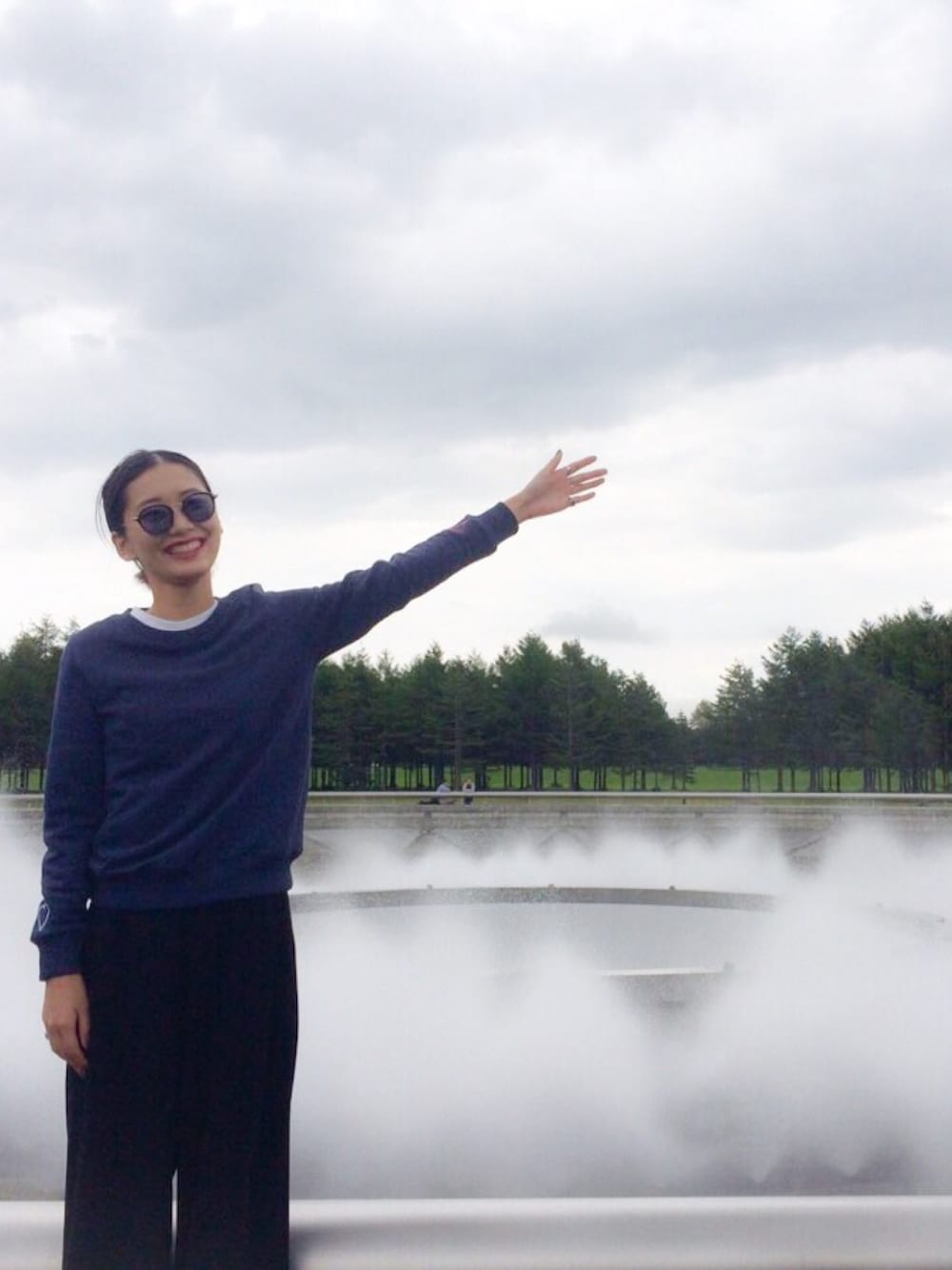 「北海道、旅行、スウェット、自然、モエレ沼公園、サングラス」｜「THOM BROWNEのアイテム（サングラス、ブルー系）」を使った、潮田あかりさん（レディース・166cm）の秋コーディネートの1枚目の写真