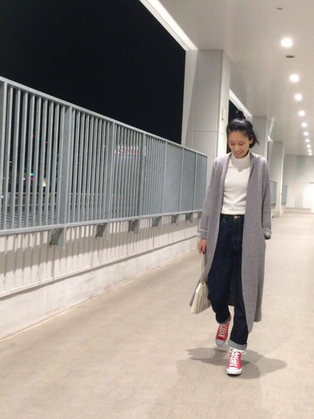 「ロングカーディガン、ちょんまげ、タートルネック、赤コンバース、シンプルコーデ」｜「BLACK BY MOUSSYのOver wash long cardigan（その他アウター、グレー系）」を使った、潮田あかりさん（レディース・166cm）の秋コーディネートの1枚目の写真