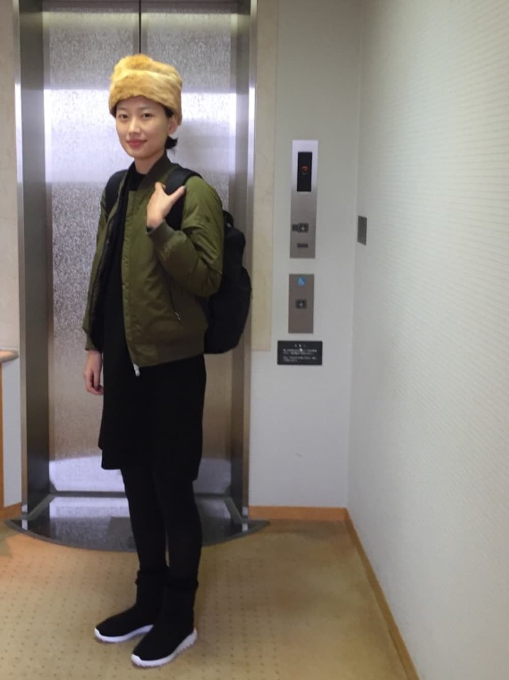 「ファー帽子、MA-1、リュック、テックフリース」｜「SLYのRABBIT FUR CAP（キャップ、ベージュ系）」を使った、潮田あかりさん（レディース・166cm）の冬コーディネートの1枚目の写真
