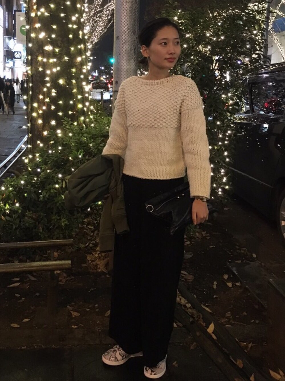 「ざっくりニット、イルミネーション、ワイドパンツ、冬コーデ、MA-1、HYKE×adidas、クリスマス」｜「BEAMS BOYのTORI-TO / 変形編み 切替クルーニット ■（ニット/セーター、ベージュ系）」を使った、潮田あかりさん（レディース・166cm）の冬コーディネートの1枚目の写真