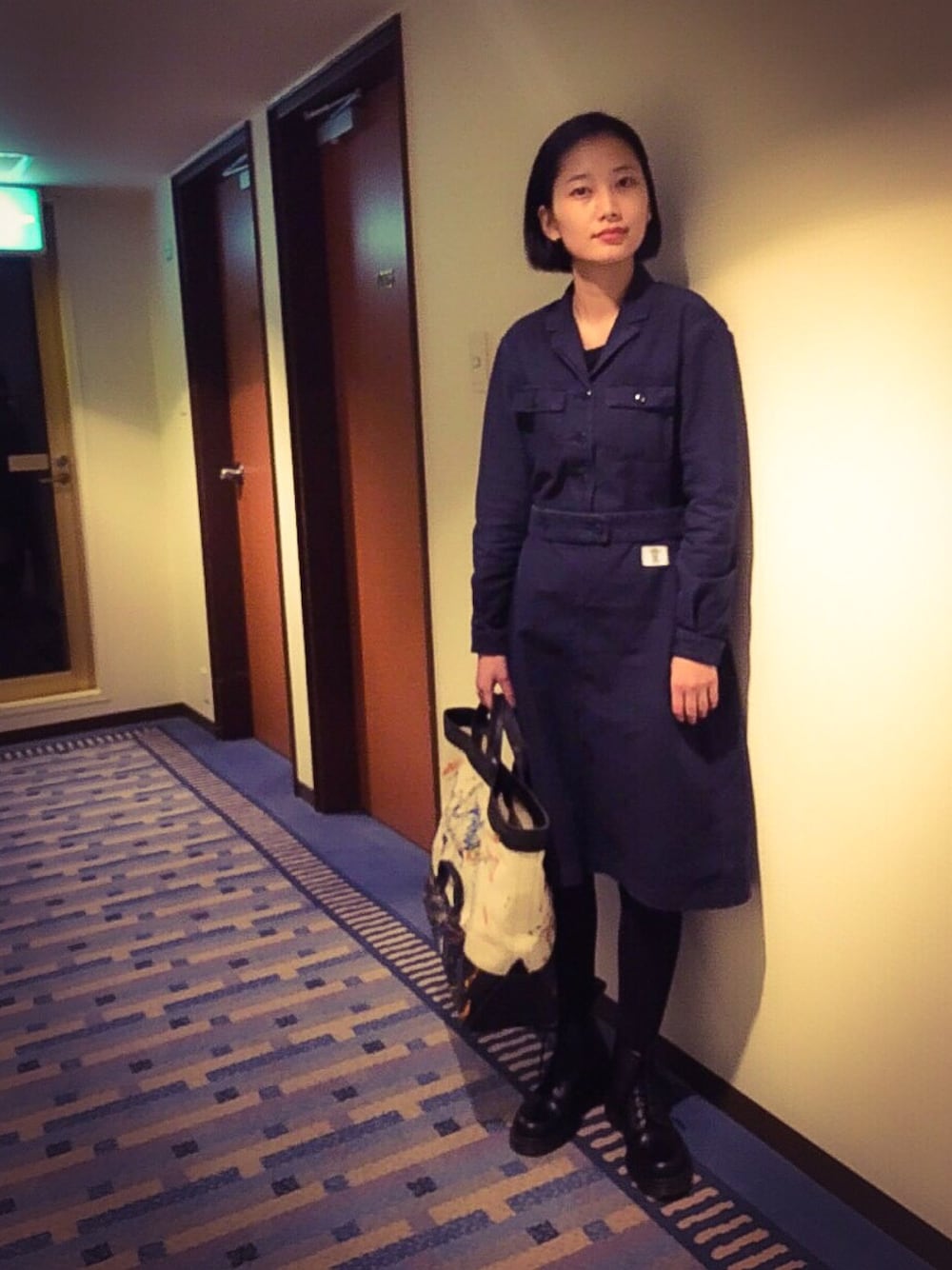 「旅行、ペイント、マーチン」｜「BEDWIN & THE HEARTBREAKERSのアイテム（ワンピース/ドレス、ブルー系）」を使った、潮田あかりさん（レディース・166cm）の冬コーディネートの1枚目の写真