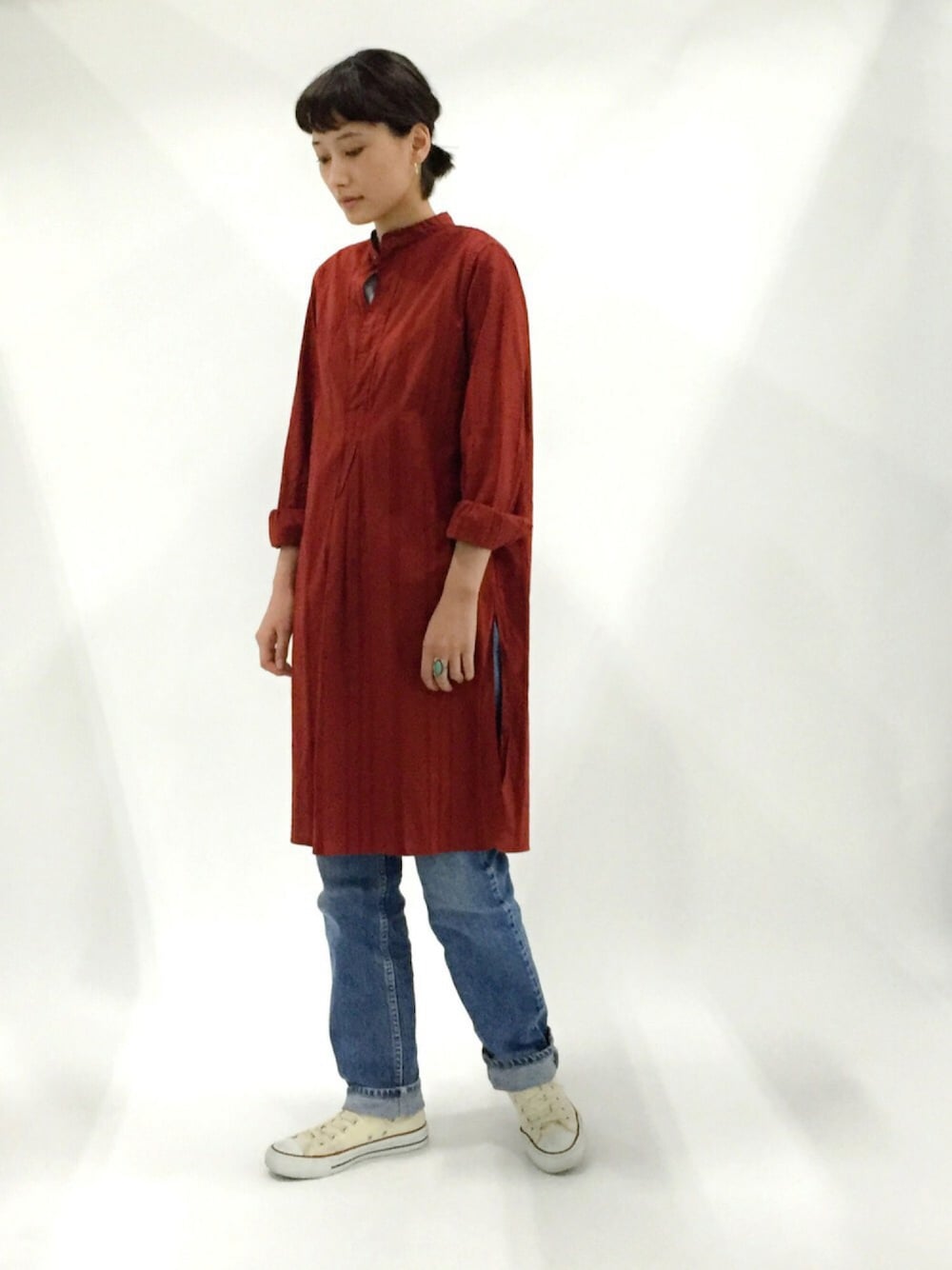 「シンプルコーデ、デニム、古着、コンバース」｜「FUMIKA_UCHIDAのアイテム（ワンピース/ドレス、レッド系）」を使った、潮田あかりさん（レディース・166cm）の春コーディネートの1枚目の写真