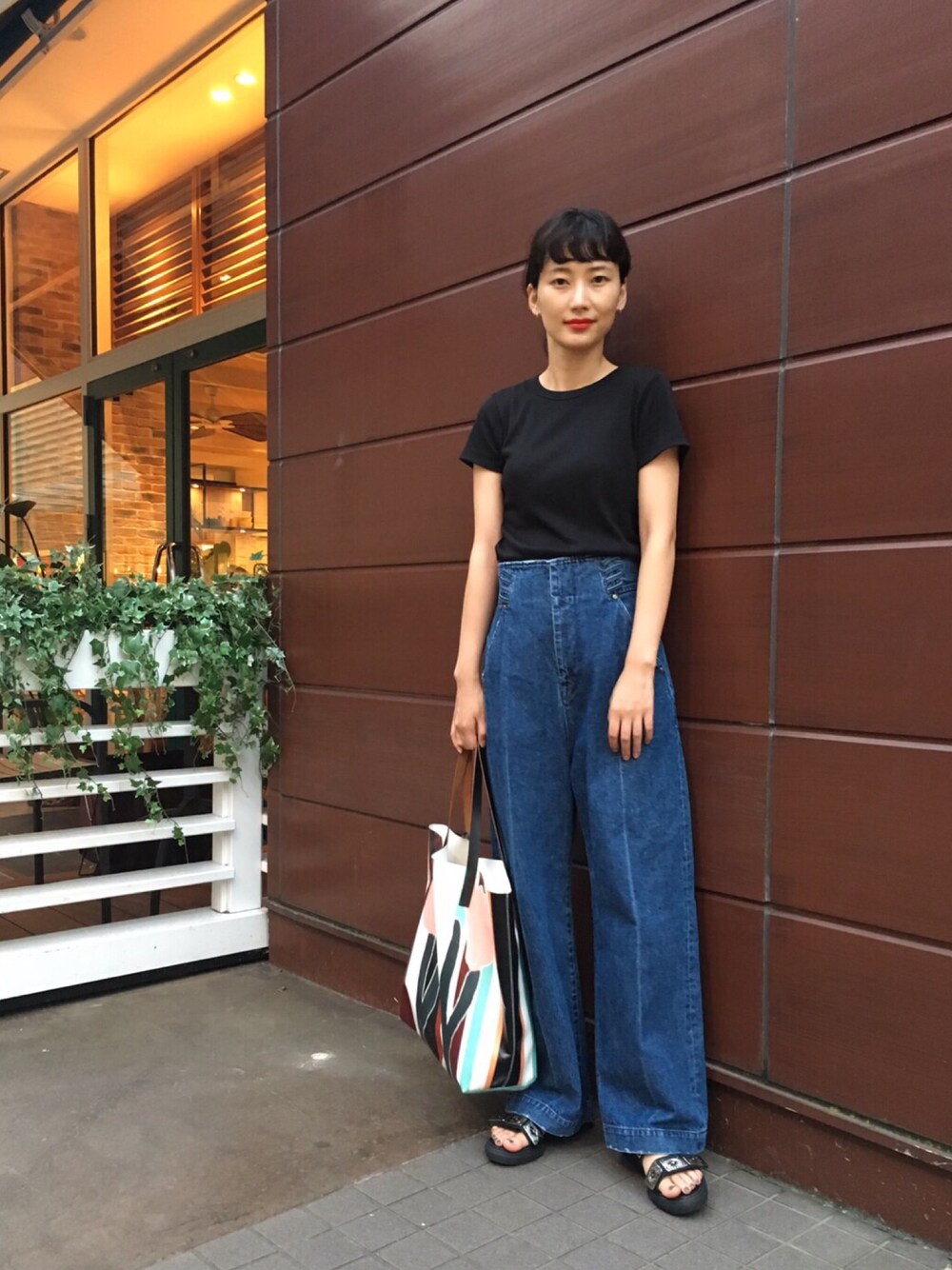「お気に入り、リブT、ハイウエスト、デニム、カジュアルコーデ、サンダル、シンプル、夏、トートバッグ、赤リップ」｜「UNIQLOのWOMEN リブクルーネックT（半袖）（Tシャツ/カットソー、ブラック系）」を使った、潮田あかりさん（レディース・166cm）の夏コーディネートの1枚目の写真