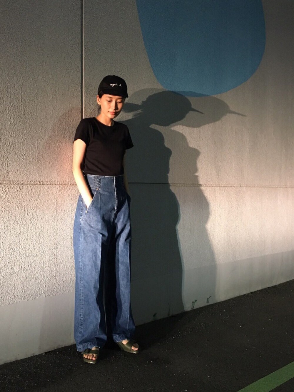 「ワイドパンツ、デニム、リブT、ビルケンシュトック、UNIQLO、キャップ」｜「agnes b.のGL11 E CASQUETTE（キャップ、ブラック系）」を使った、潮田あかりさん（レディース・166cm）の夏コーディネートの1枚目の写真